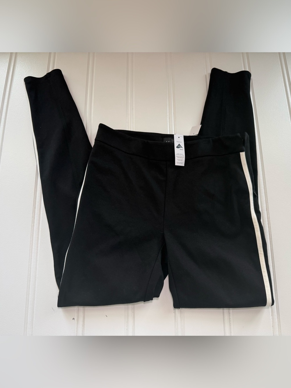 White House Black Market Black Tuxedo Slim Skinny Pants 2 NEW 3036

Inseam 28.5